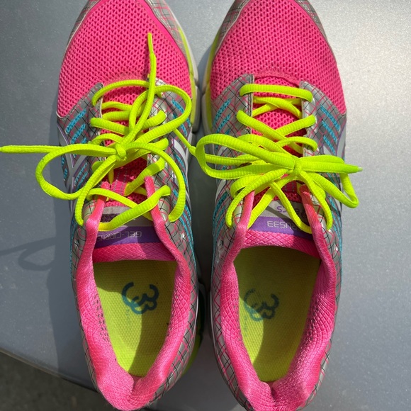 Woman’s ASICS 11 - Picture 3 of 3